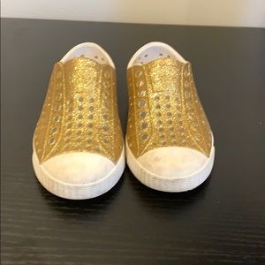 Gold, glitter Natives